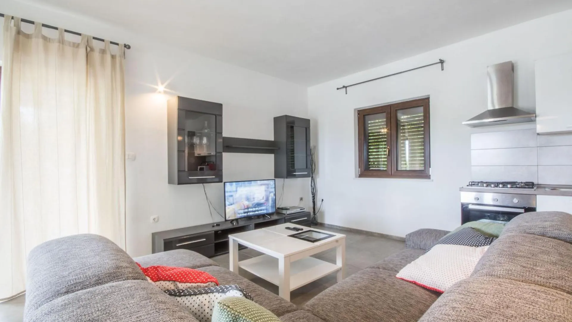 Villa Klara, Beautiful And Secluded Villa Close To The Beach Ubasico Ferienhaus