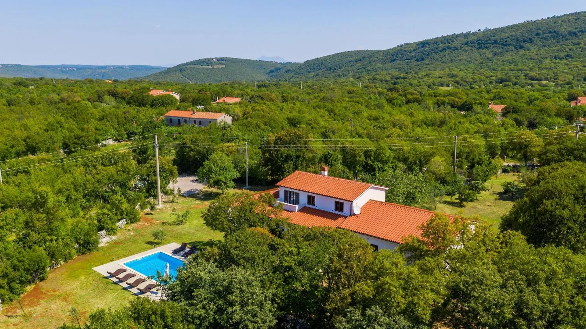 Villa Klara, Beautiful And Secluded Villa Close To The Beach Ubasico