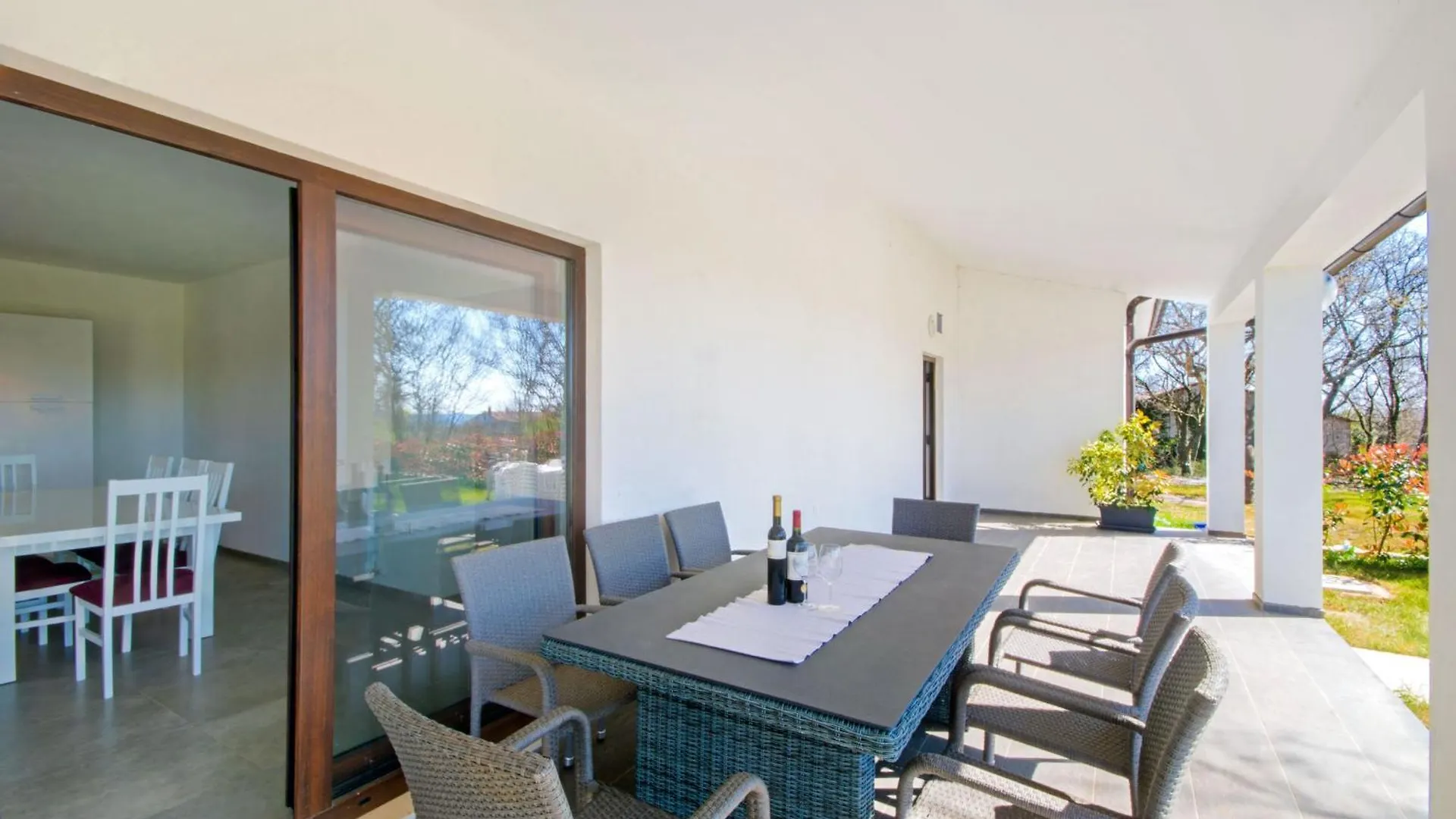 Villa Klara, Beautiful And Secluded Villa Close To The Beach Ubasico