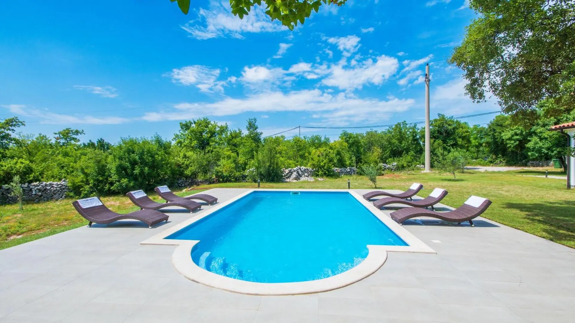 Villa Klara, Beautiful And Secluded Villa Close To The Beach Ubasico