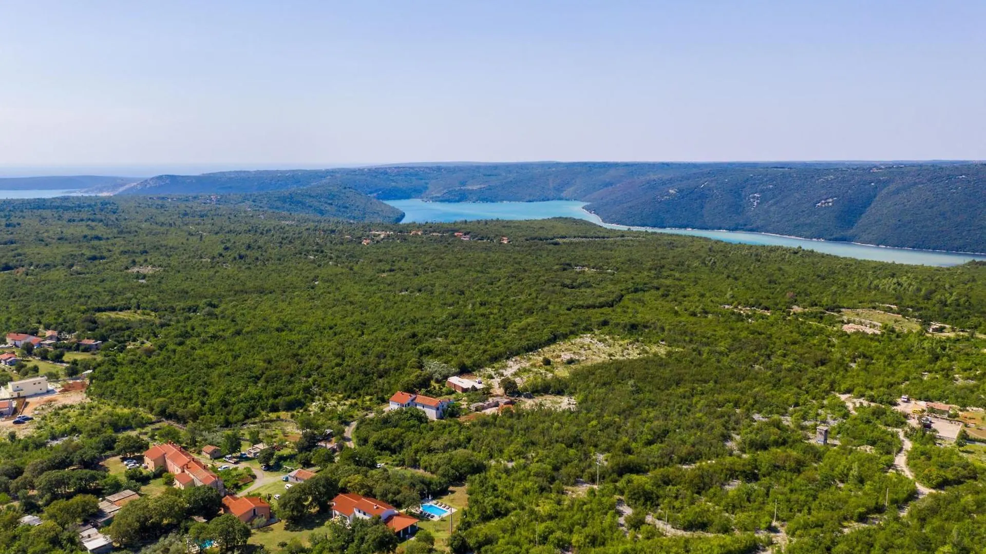 Villa Klara, Beautiful And Secluded Villa Close To The Beach Ubasico