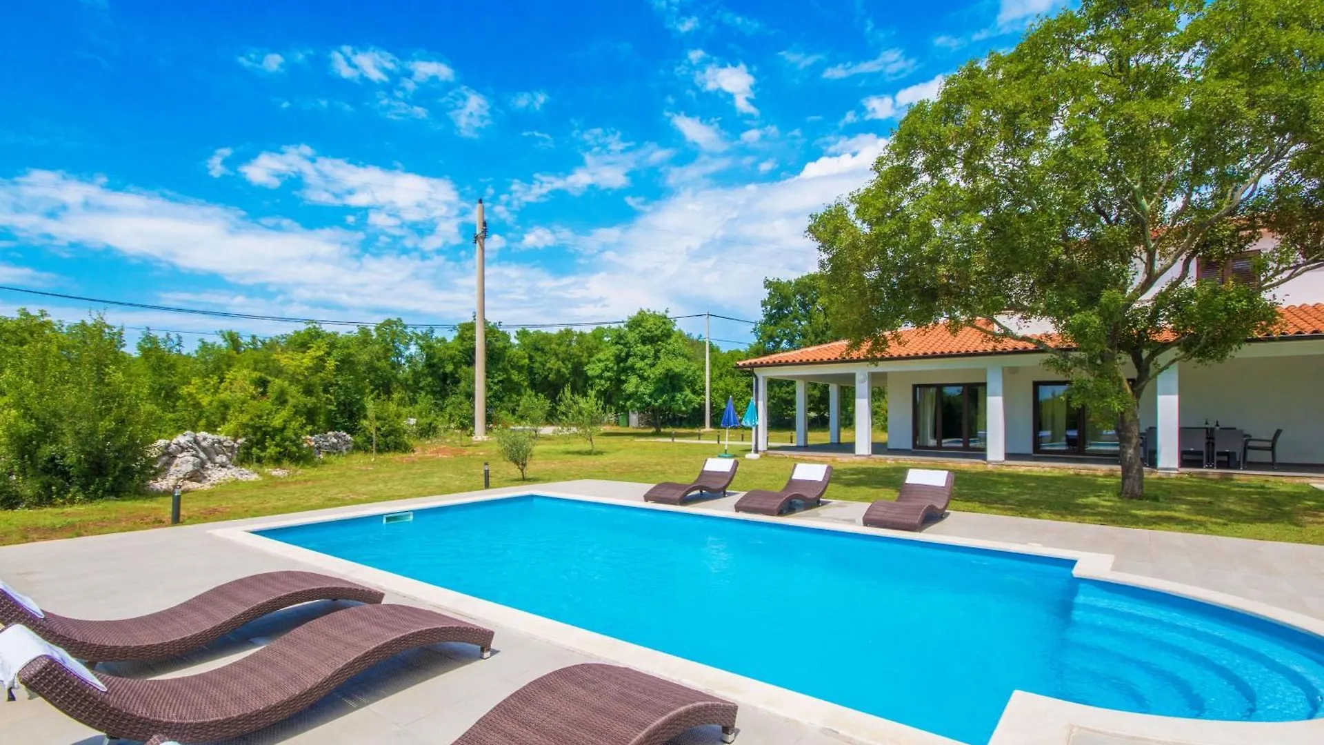 Villa Klara, Beautiful And Secluded Villa Close To The Beach Ubasico