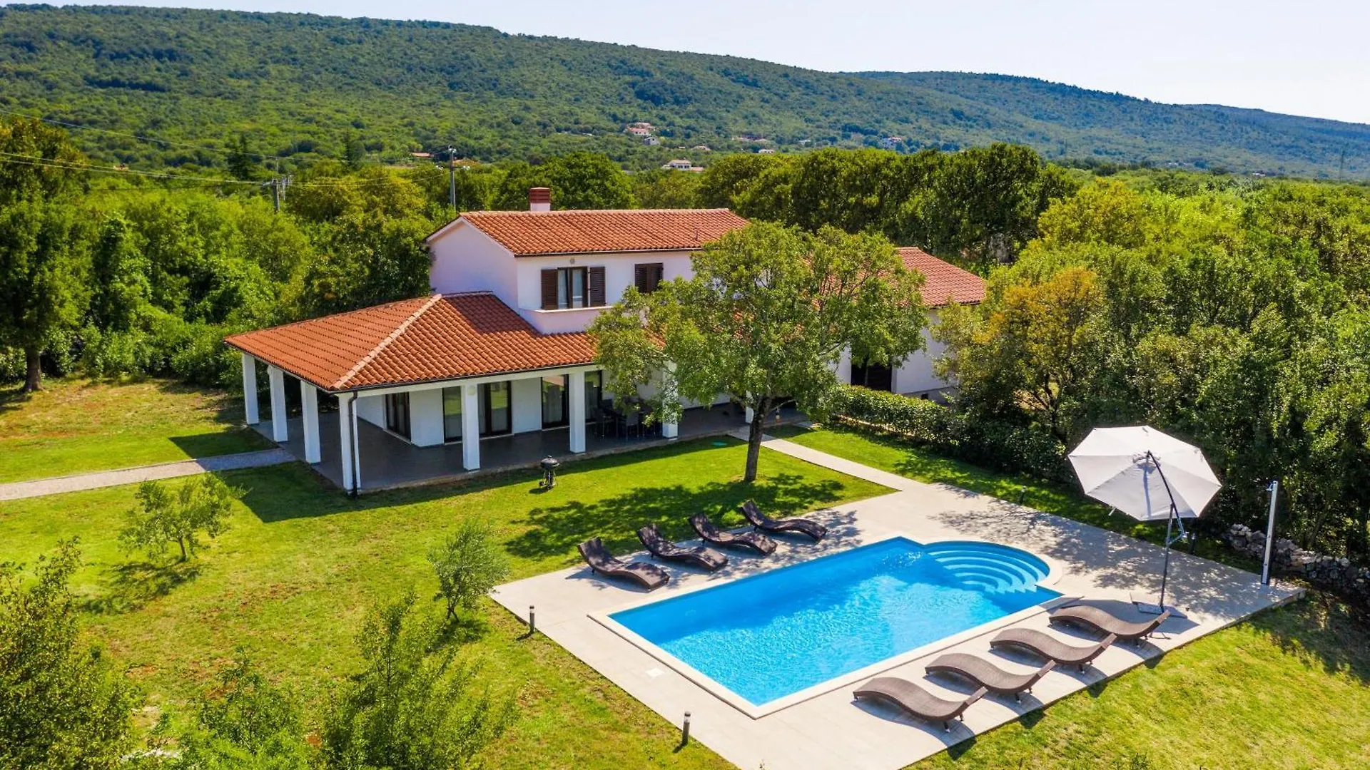 Villa Klara, Beautiful And Secluded Villa Close To The Beach Ubasico